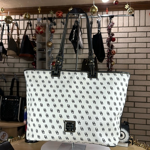 Dooney & Bourke Handbags - 💥$3 - Dooney & Bourke - GY882
